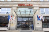 Hotel MDM w Warszawie. Nowa fasada i brak reklam. Na szczycie budynku zawisł nowy neon