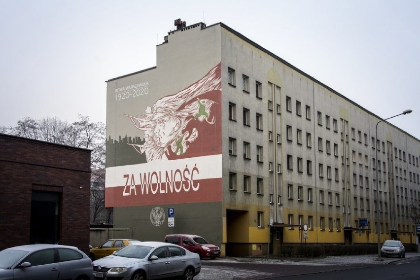Mural poświęcony Bitwie Warszawskiej zdobi ścianę jednego z...