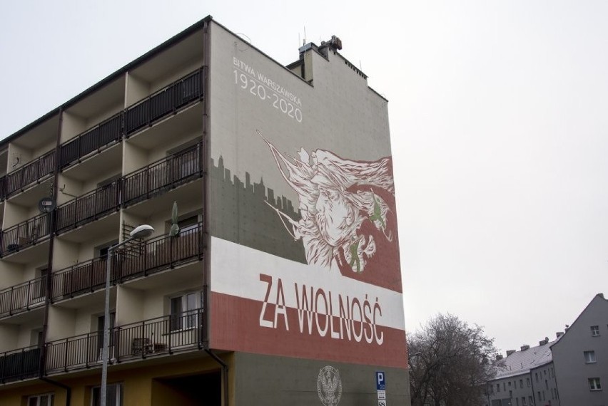 Mural poświęcony Bitwie Warszawskiej zdobi ścianę jednego z...