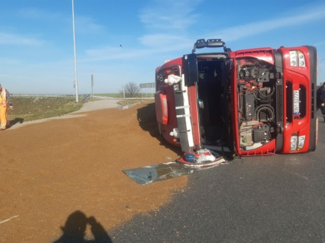 Nysa. Na rondzie na wjeździe do miasta przewrócił się TIR. Droga jest zablokowana.