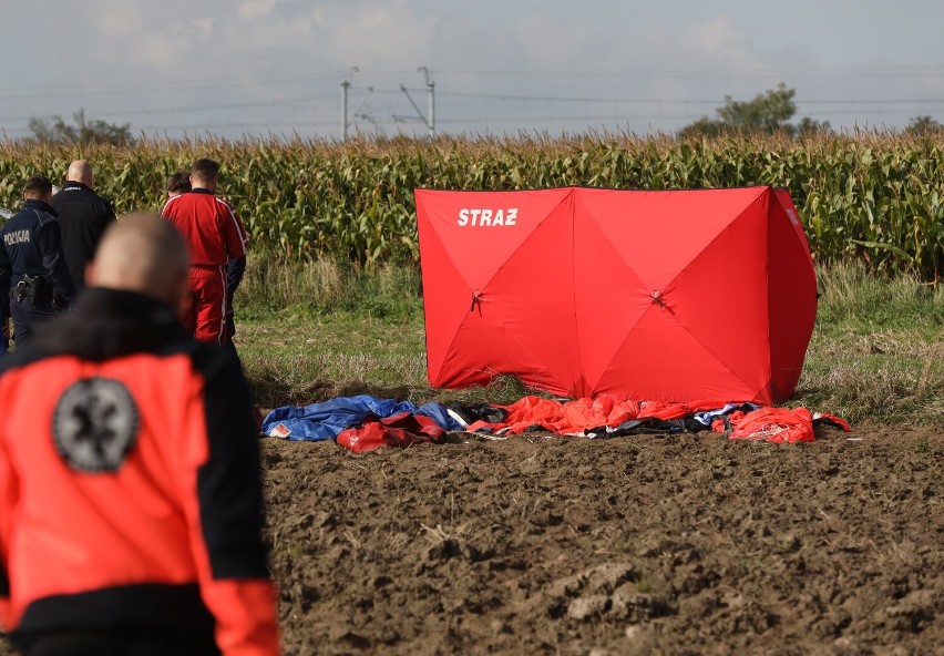 Potrzebna krew dla spadochroniarza rannego w wypadku na lotnisku w Piotrkowie - jego stan jest ciężki ZDJĘCIA