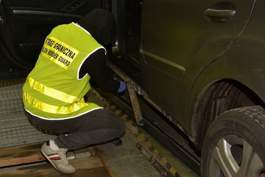 Funkcjonariusze Straży Granicznej ujawnili ponad 50 kilogramów haszyszu w podwójnej podłodze auta