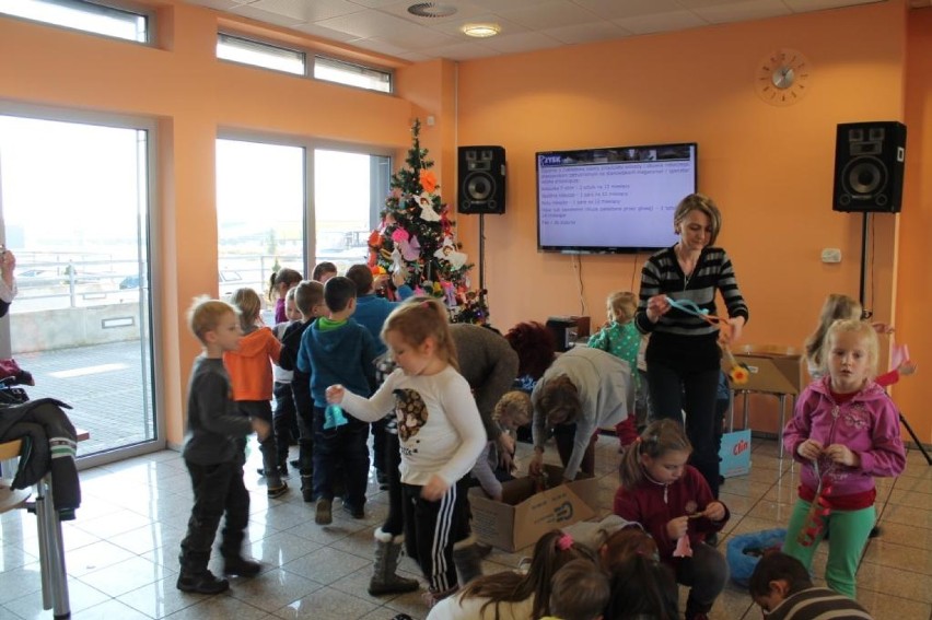 Przedszkolaki ubierały choinkę w CD JYSK w Radomsku