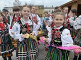 Mali Lubochnianie na Jarmarku Wielkanocnym w Tomaszowie pokazali ludowe zwyczaje na śmigus-dyngus. ZDJĘCIA, WIDEO