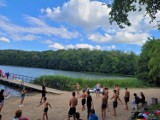 Zajęcia grupowe w Jeziorze Przywidz. Dzieci  i młodzież korzystają z pięknej pogody i ... wakacji |ZDJĘCIA