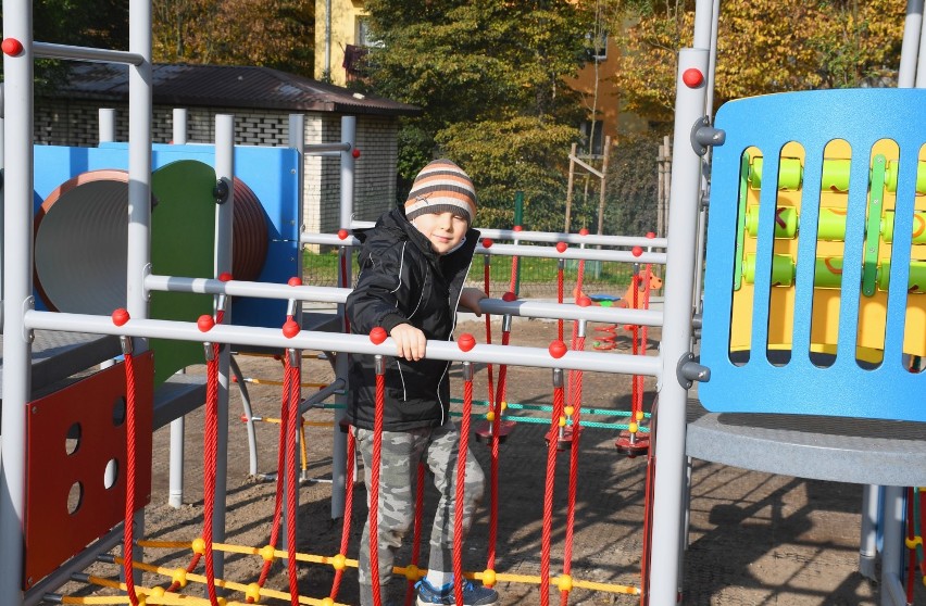 Nowy plac zabaw przy ul. Czarnej w Piotrkowie. Powstał w...