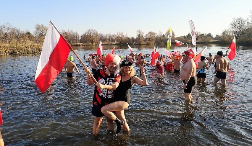  Chełm. Chełmski Klub Morsów oficjalnie otworzył morsowy sezon  na kąpielisku Glinianki. Zobacz zdjęcia