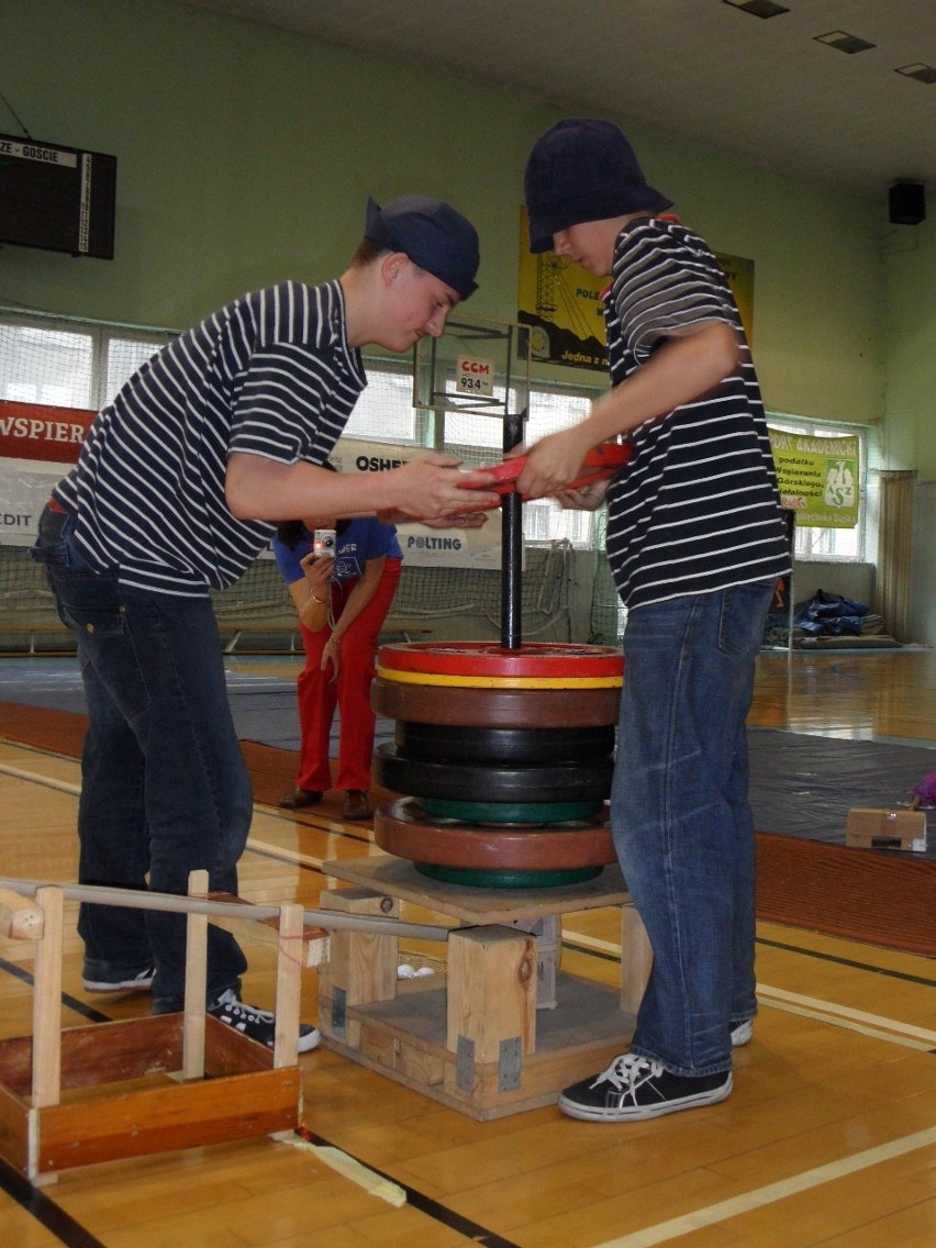 Konstrukcja z drewna balsa wytrzymała obciążenie 340 kg. To dzięki uczniom z programu Makgajwer