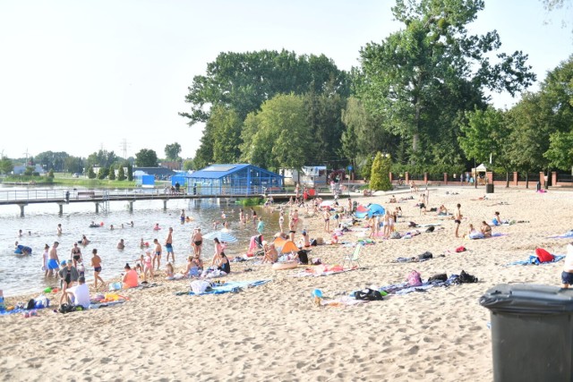 W ostatnich dniach upał mocno daje nam się we znaki. W tej sytuacji najlepszym sposobem na spędzenie wolnego czasu jest szukanie ochłody w akwenach wodnych. Na taki krok zdecydowało się mnóstwo osób, które w piątek, 19 sierpnia, wypoczywały nad zalewem Borki.

Zobaczcie zdjęcia >>>