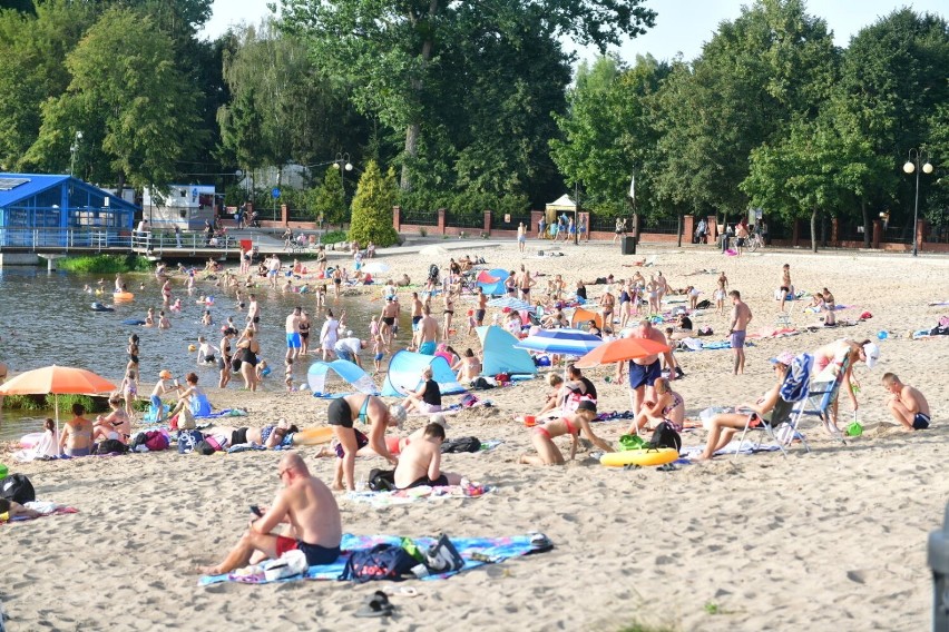Upalny piątek nad zalewem Borki w Radomiu. Mnóstwo osób zażywało kąpieli. Zobacz zdjęcia 