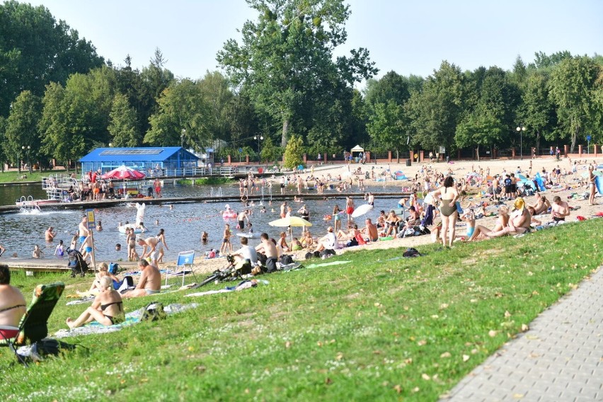 Upalny piątek nad zalewem Borki w Radomiu. Mnóstwo osób zażywało kąpieli. Zobacz zdjęcia 