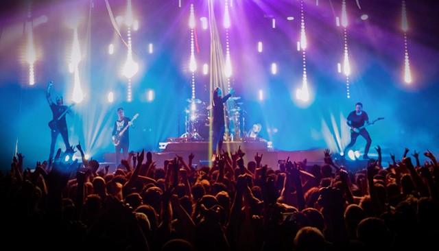 Parkway Drive, jedna z gwiazd Orange Warsaw Festival 2015, powraca! W trakcie swojej letniej trasy koncertowej po Europie promować będzie wydany jesienią ubiegłego roku, mocno inspirowany heavy metalem, album „Ire”. Biorąc pod uwagę ten odważny zwrot w karierze, nie dziwi, że promocję krążka otworzyła premiera klipu „Vice Grip”, w którym członkowie Parkway Drive bez cienia strachu uprawiają skydiving. Ryzyko najwyraźniej się opłaciło: „Ire” znalazło się na 21. miejscu na liście najlepszych albumów ubiegłego roku wg brytyjskiego magazynu Rock Sound. 



Czytaj też: Letnie festiwale muzyczne w Polsce 2016. Który wybrać?