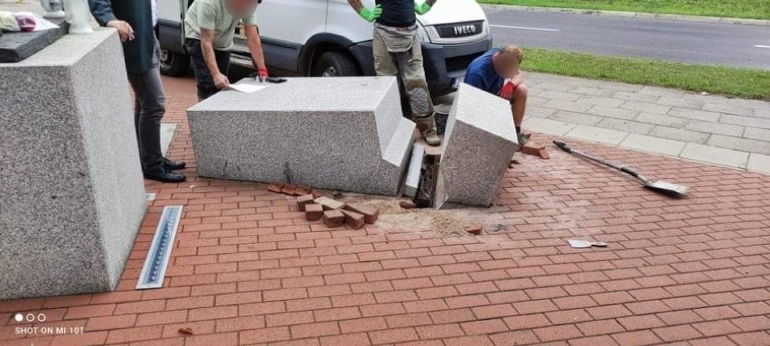 Bus staranował część pomnika Lecha Kaczyńskiego na alei...