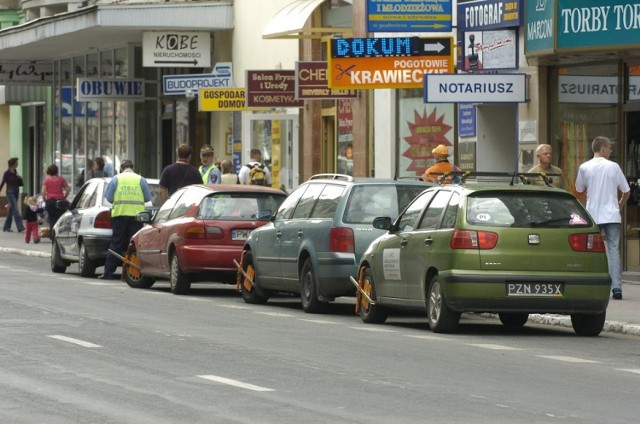 Blokady na kołach? Nie ma znaczenia, że nikomu nie przeszkadzasz: ani innym kierowcom, ani pieszym. Stanąłeś na zakazie? Mandacik... Straż Miejska większości kierowców kojarzy się tylko z tym jednym. No może jeszcze z karaniem właścicieli psów...


