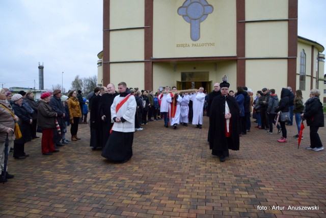 W Drodze Krzyżowej w Międzyrzeczu wzięło udział kilkaset osób.