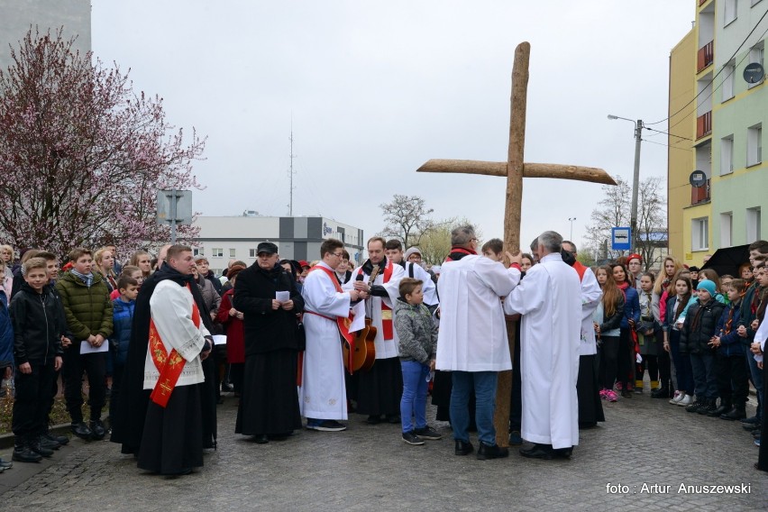 W Drodze Krzyżowej w Międzyrzeczu wzięło udział kilkaset...