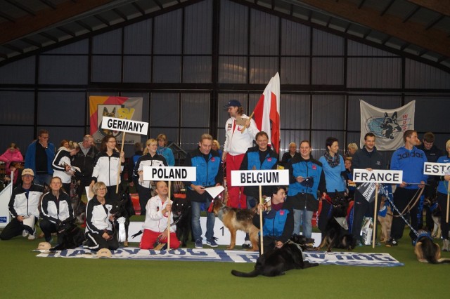 Podium mistrzostw świata agility owczarków niemieckich. Pierwsze miejsce zajęła drużyna ze stargardzianami i Belgami. Drugie Niemcy, a trzecie połączony zespół Francji, Estonii i Luksemburgu.