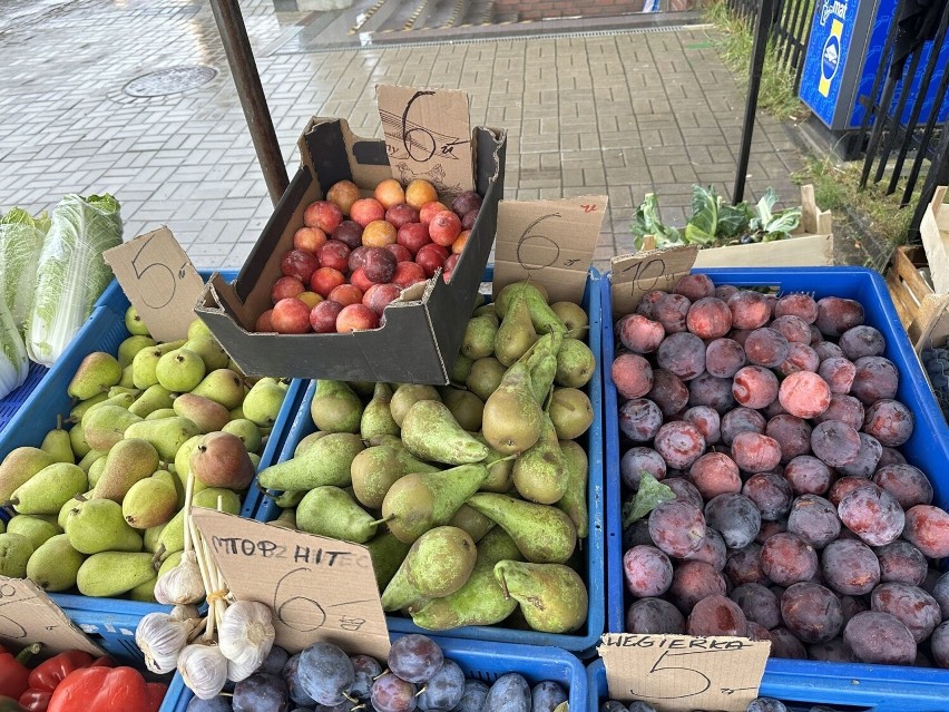 Ceny warzyw i owoców na targu w Końskich. Po ile pomidory, ogórki i śliwki? Zobacz zdjęcia