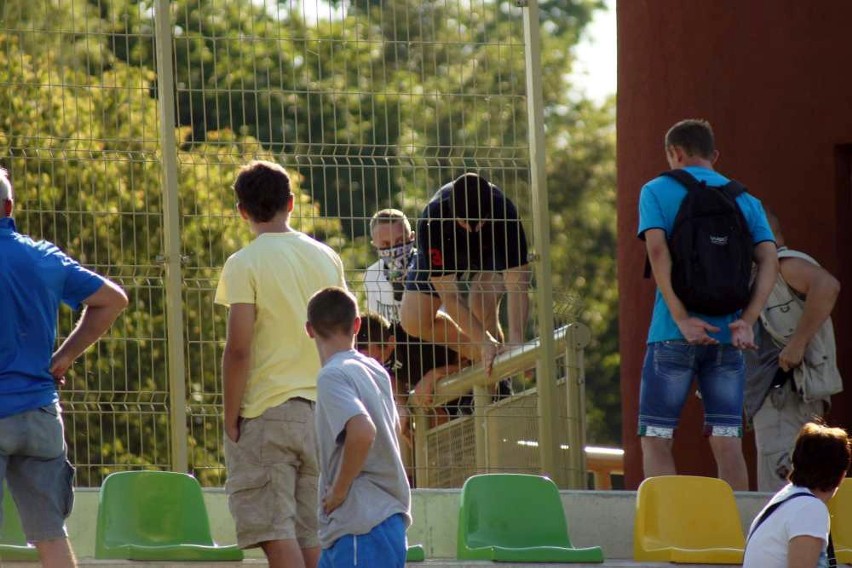 Policja w Kaliszu zatrzymała pseudokibiców podczas derbowego...