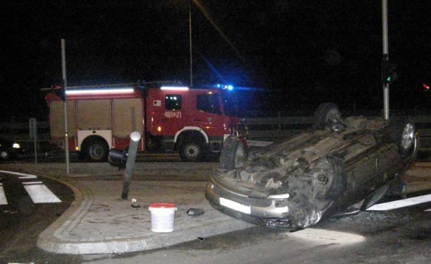 Pijany kierowca dachował w nocy na ul. Wałowej w Malborku [ZDJĘCIA]