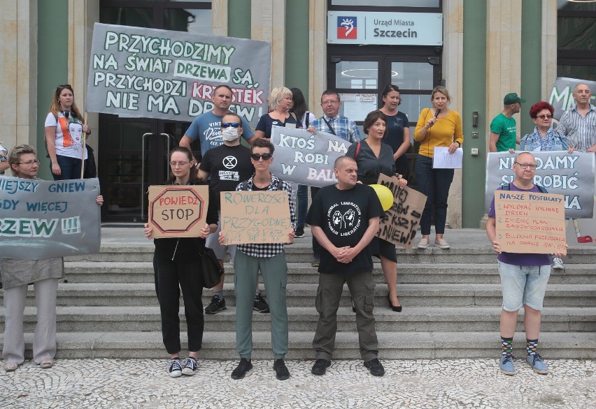 Protest został zorganizowany przed Urzędem Miasta na pl....