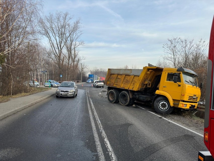 Zderzenie dwóch samochodów osobowych i ciężarówki w...