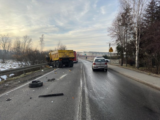 Zderzenie dwóch samochodów osobowych i ciężarówki w Gorzowie. Jedna osoba rana