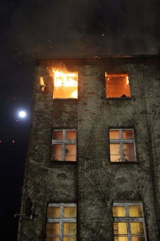 Wrocław: Nocny pożar na Hubskiej (ZDJĘCIA)