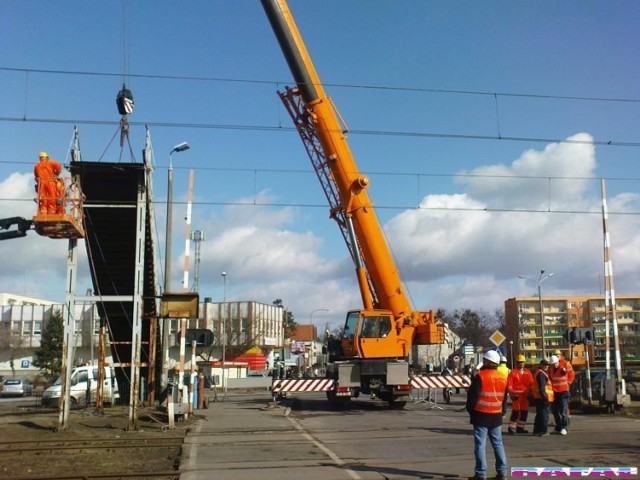 11 marca zdemontowano ostatni fragment kładki dla pieszych. Stalowa konstrukcja służyła pieszym przez 43 lata. Fot. Rafał Dębicki