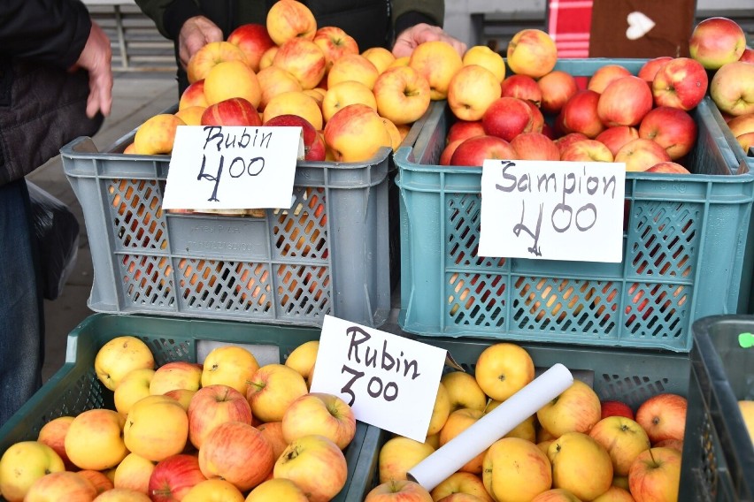 Odmiany jabłek Rubin i Sampion po 3 i 4 złote za kilogram.