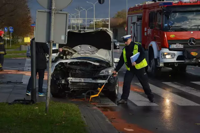 Wypadek na skrzyżowaniu al. Jana Pawła II i Obywatelskiej w Łodzi