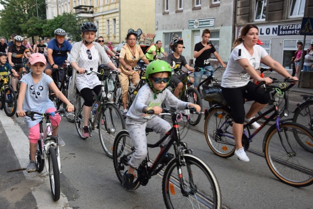 W ramach Dni Gorzowa odbyła się masa rowerowa, czyli masowy przejazd rowerzystów przez miasto. Tym razem - w sobotę 15 czerwca - impreza odbyła się pod hasłem Piżamowa Masa Rowerowa.

Część uczestników masy motyw przewodni imprezy wzięło sobie do serca i na dwa kółka wsiadło w piżamach. Ba! Niektórzy jechali nawet w szlafrokach albo wymyślnych, piżamowych kombinezonach.

Zresztą - zobaczcie sami! 

WIDEO: Ze Strzelec Krajeńskich do Gorzowa jest 116 km. Ale kajakiem!
