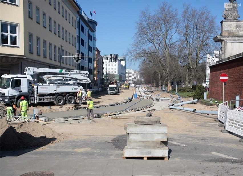 Torowa rewolucja w Szczecinie - prace na placu Hołdu...