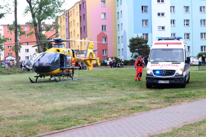 Tczew: strażackie akcje na Suchostrzygach. Najpierw lądowanie LPR, teraz zadymienie w wieżowcu [ZDJĘCIA]