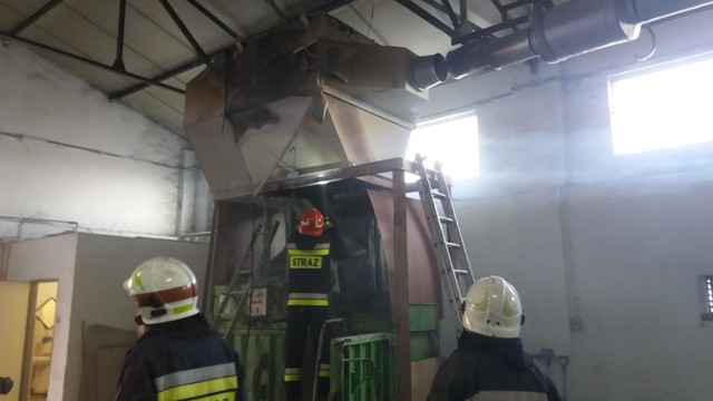 We wtorek rano wybuchł pożar w Zbiersku w podkaliskiej gminie Stawiszyn. Ogień pojawił się w w hali produkcyjnej zakładu zajmującego się wyrobem kartonowej płyty falistej. Z pożarem zmagało się pięć zastępów straży. 

WIĘCEJ: Pożar w Zbiersku. Paliło się w hali produkcyjnej jednego z zakładów [FOTO]