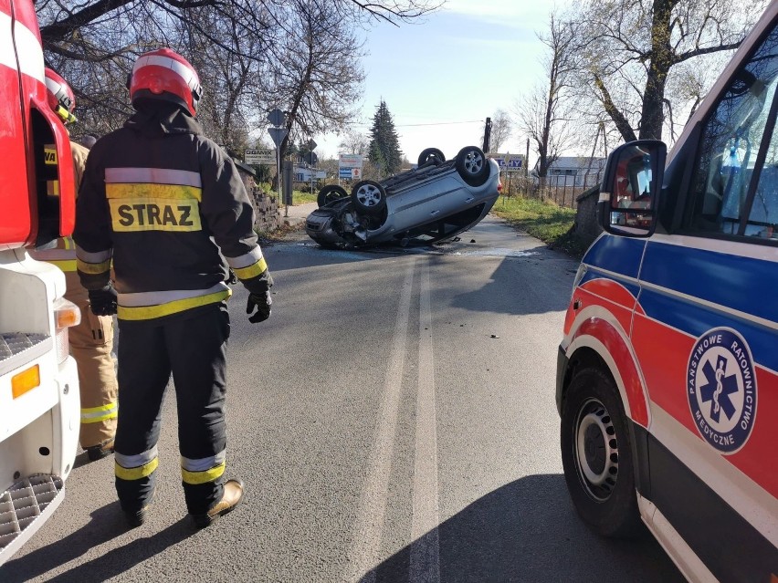 Kobieta dachowała renault na ul. Jasińskiego w Przemyśla. Pogotowie zabrało kierującą do szpitala [ZDJĘCIA]