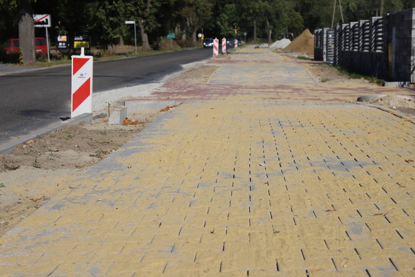 Trwa budowa ścieżki pieszo-rowerowej z Kobylina do Zalesia Małego [ZDJĘCIA]