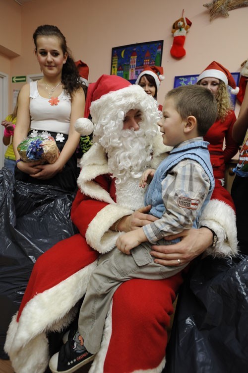 Oleśnica: Święty Mikołaj odwiedził dzieci (ZDJĘCIA)