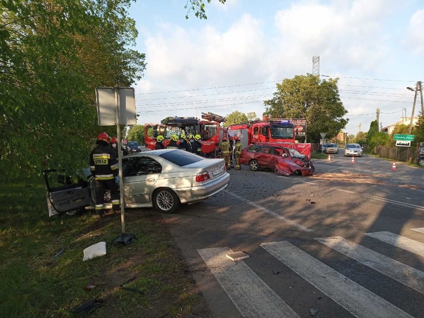 Śmiertelny wypadek pod Pabianicami. Zginął młody kierowca ZDJĘCIA