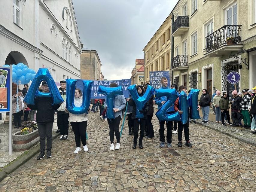 Niebieski marsz w Sandomierzu. Ponad 200 osób solidaryzowało się z chorymi na autyzm. Zobacz zdjęcia i film