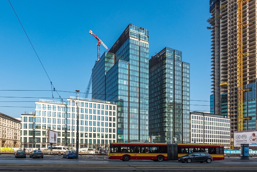 Najwyższy budynek w Warszawie szybko rośnie. Konstrukcję widać już z kilku dzielnic miasta