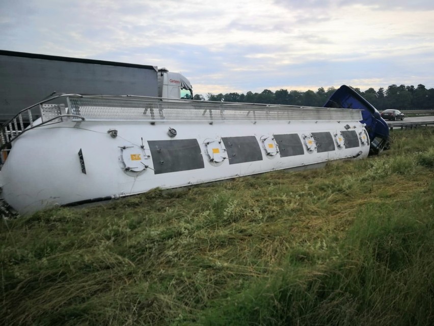 Ciężarówka w rowie przy autostradzie A4. Droga zostanie zamknięta [ZDJĘCIA]