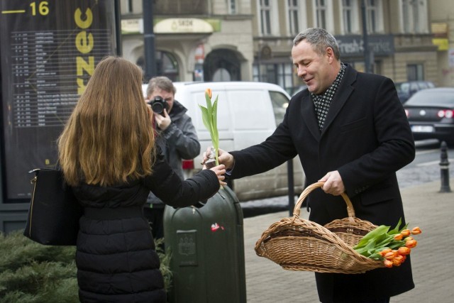 Prezydent Bydgoszczy, Rafał Bruski dzisiaj od rana rozdawał kobietom kwiaty z okazji ich święta.

Dzisiejsze święto symbolicznie uczciły władze Bydgoszczy. Prezydent, Rafał Bruski oraz jego współpracownicy o 7.30 zjawili się przy rondzie Jagiellonów. 

W okolicach Uniwersytetu Kazimierza Wielkiego i Colegium Medicum rozdawali płci pięknej kolorowe tulipany i słodkie upominki. Złożone najserdeczniejsze życzenia wywołały wiele uśmiechów. Panie, które akurat wybierały się do pracy, szkół i uczelni nie ukrywały pozytywnego zaskoczenia.