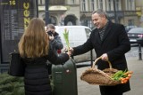Dzień Kobiet w Bydgoszczy. Prezydent rozdawał tulipany [zdjęcia]