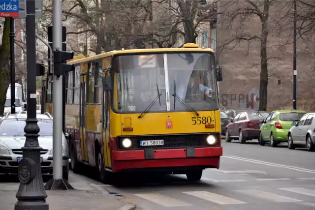 2. Ikarusy

Jedni je kochali, inni nienawidzili. Węgierskie autobusy woziły warszawiaków przez 35 lat. Pierwsze wyjechały w miasto w grudniu 1978 roku, a ostatni zakończył swą służbę listopadem 2013 roku. Brak klimatyzacji, niewiele miejsc siedzących, wejście po wysokich schodach – pasażerowie Ikarusów musieli liczyć się z szeregiem niedogodności. Jednak ich staromodny jak na dzisiejsze czasy charakter, sprawiał, że miały w sobie "to coś". Tęsknicie za nimi?