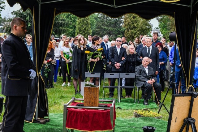 W sobotę tłumy żegnały parę bydgoskich sportowców, którzy zginęli przed tygodniem w Tatrach. W ostatniej drodze Bartosza i Anny towarzyszyli rodzina, przyjaciele, znajomi i osoby związane z bydgoskim środowiskiem biegaczy.

Czytaj więcej na kolejnych slajdach. Przesuń zdjęcie gestem lub naciśnij strzałkę w prawo.