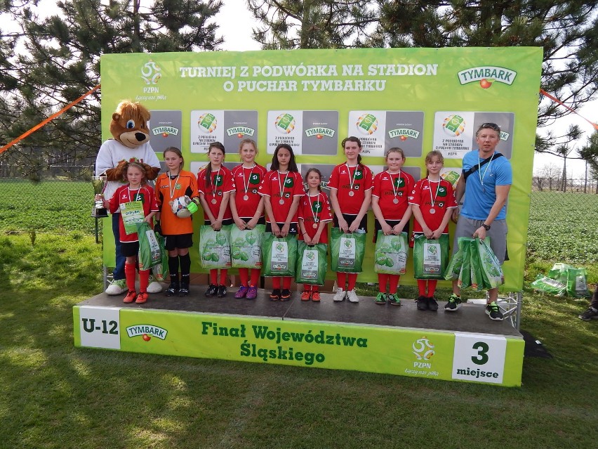 Dziewczęta Herkulesa Kochanowice z brązem w turnieju "Z podwórka na stadion o Puchar Tymbarku" FOTO