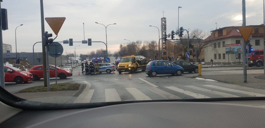 Poważny wypadek na skrzyżowaniu w Żorach. Lądował śmigłowiec LPR [ZDJĘCIA]