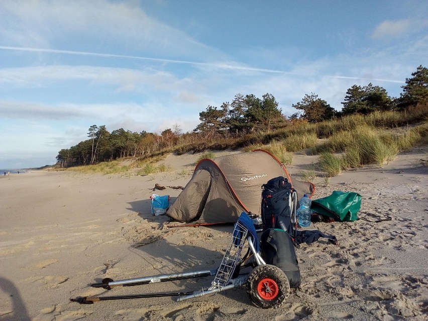 Wędrówka polskimi plażami. Tak wyglądają różne odcinki wybrzeża. Zobacz etapy jesiennej wędrówki