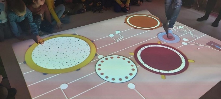 Przedszkolaki uczą się przez zabawę dzięki podłogom interaktywnym